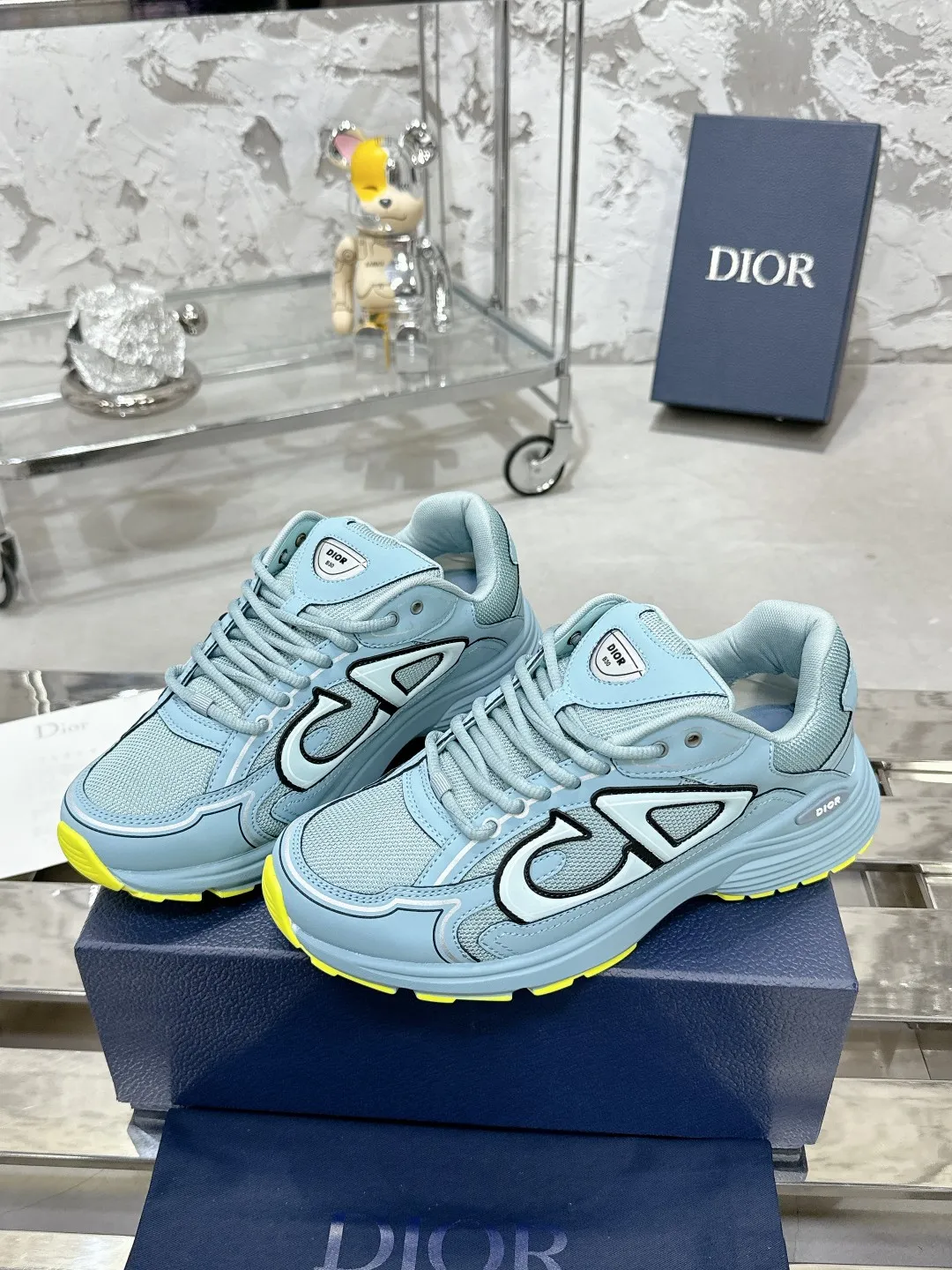 Men's men's shoes 💰600❤️❤️❤️High version Dior Dior's latest color matching B30 series reflective dad sneakers original 17380💰 purchased for development and production Brand new B30 sneakers Dad Shoes style shoes that follow the trend of the retro market The Dior logo on the tongue also indicates that this pair of shoes is the B30 model! B30 uses fine-textured leather and mesh cloth materials to form a shoe body. There are conspicuous letters CD on both sides of the shoe body to indicate identity. Many lines on the shoe body outline details to make the shoes look less monotonous and full of retro flavor. The delivery counter is exquisitely packaged🛍📦 ▪️Fabric: Original customized technical fabric + mesh ▪️Inner lining: Customized breathable lining ▪️Outsole: Original molded IP foam + TPU outsole ▪️Sole thickness: 3.5CM ▪️Size: Women’s size 35-40 / Men’s size 39-46
